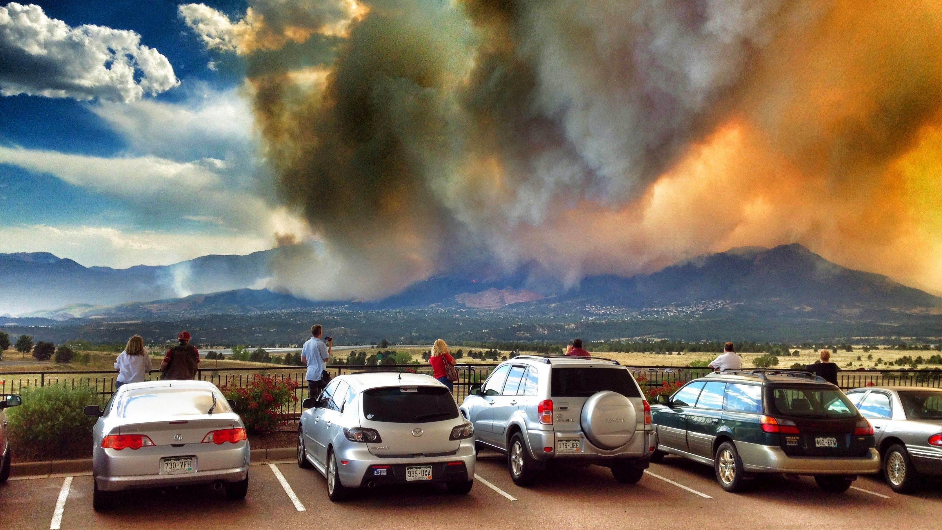 Colorado_veľký požiar_oheň_modrá obloha_ľudia_autá